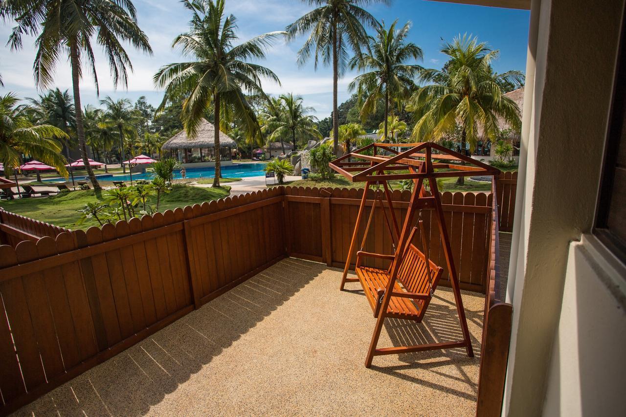 Sand & Sandals Desaru Beach Resort & Spa Екстериор снимка A view of the pool from a guest room