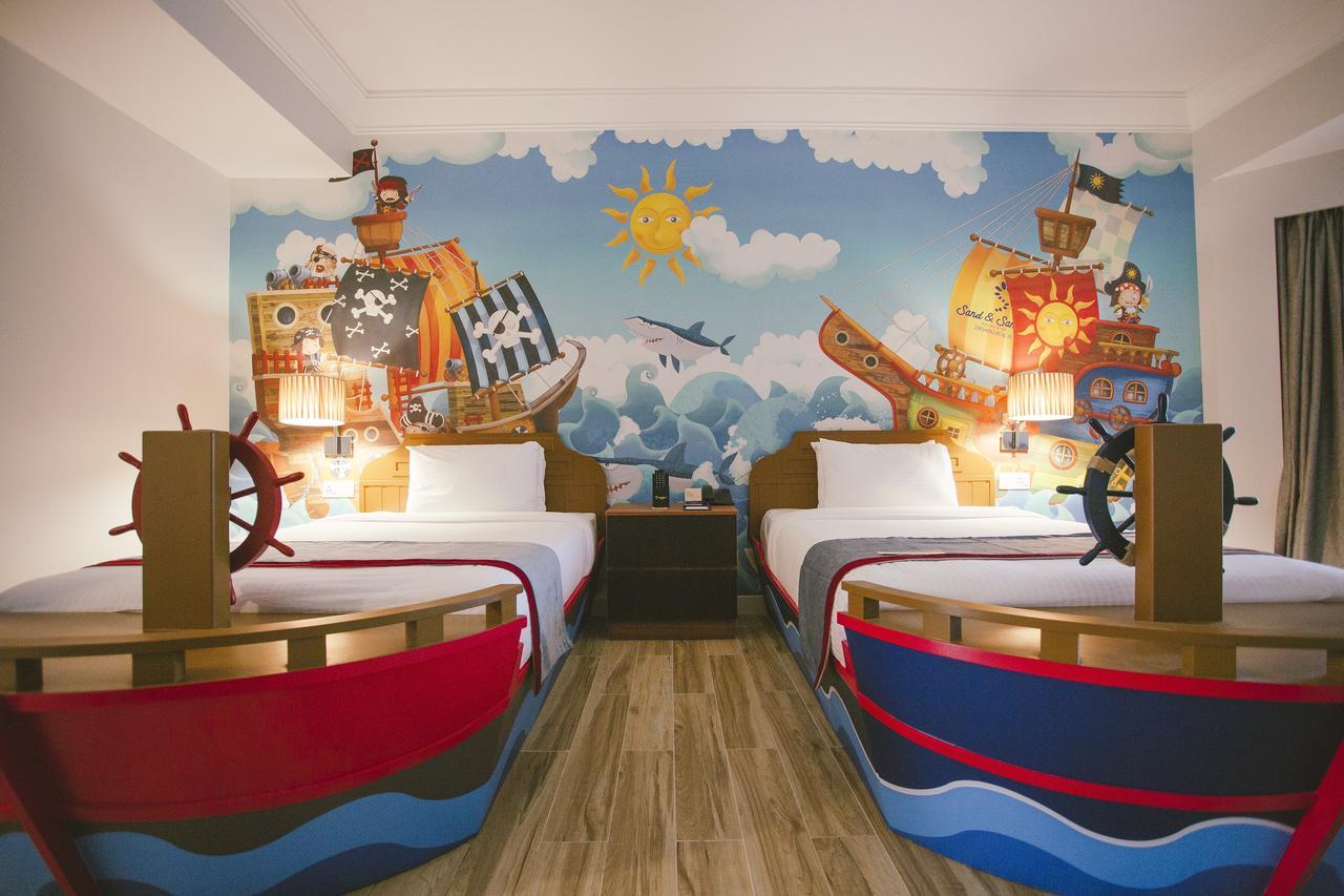Sand & Sandals Desaru Beach Resort & Spa Екстериор снимка A room at the Great Wolf Lodge in Concord, North Carolina