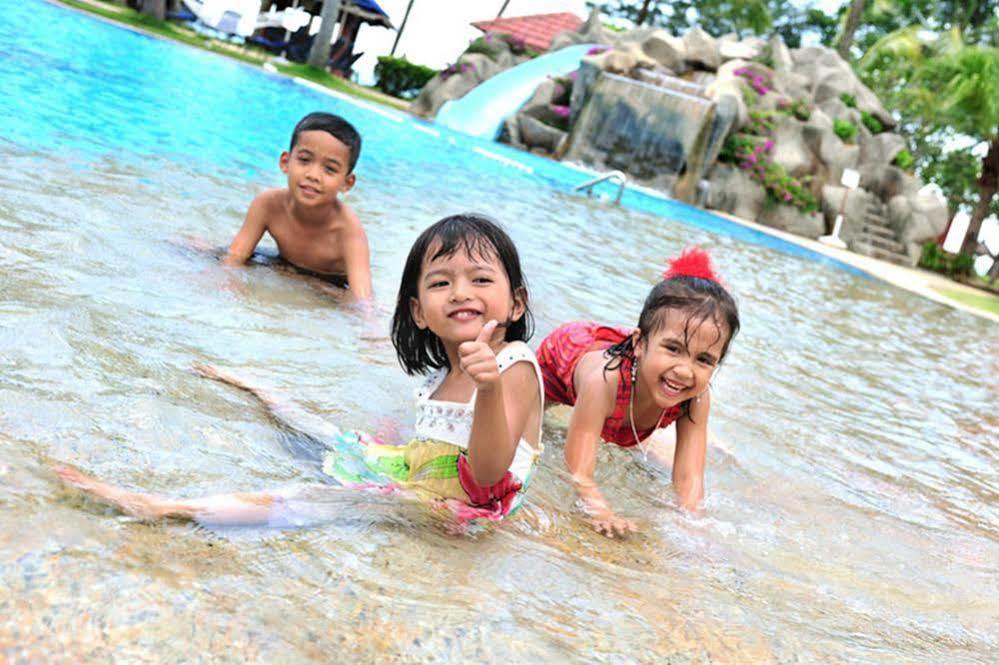 Sand & Sandals Desaru Beach Resort & Spa Екстериор снимка Children playing at a water park