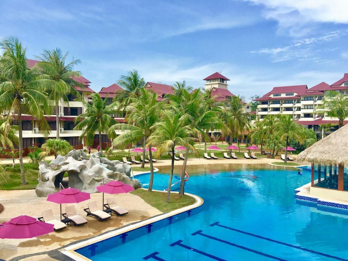 Sand & Sandals Desaru Beach Resort & Spa Екстериор снимка The swimming pool at the resort